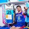 Tomás Chapero posando con los diferentes jerseys de los Capitanes de la Ciudad de México.