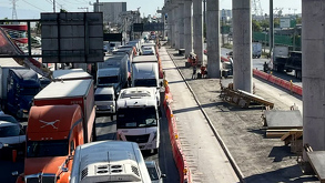 Los trabajos de la Línea 6 del Metro y el carril de contraflujo colapsaron la movilidad en Miguel Alemán, dejando atascados a conductores.