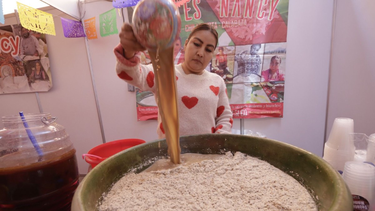 Mujer prepara chocolate durante la Guelaguetza 2026 en Chimalhuacán