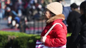 Persona con chamarra en calles de CdMx con clima frío