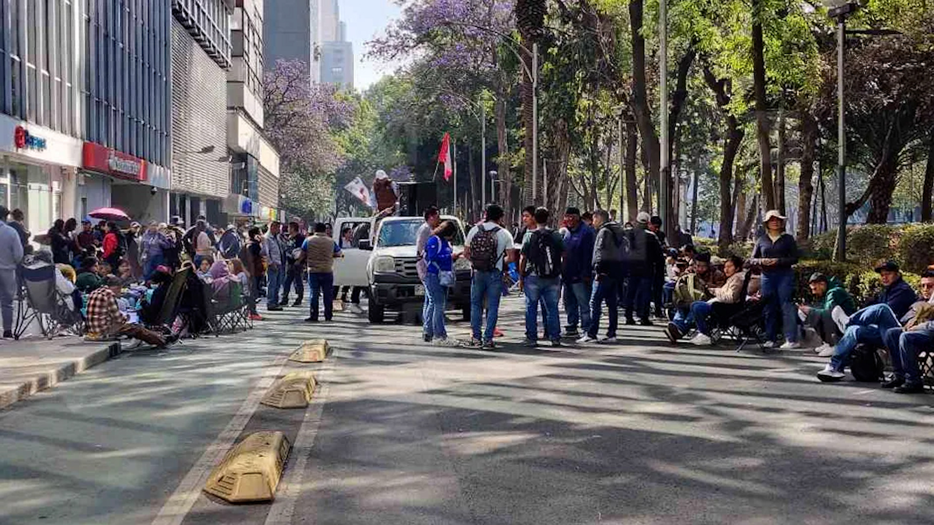 Los maestros de la CNTE comenzaron este viernes a retirar el plantón instalado en el Zócalo de la Ciudad de México.