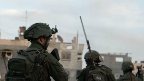 Soldados con uniformes en color verde