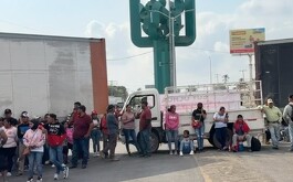 Personas bloqueando carretera