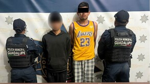 En su intento por evadir a las autoridades, ambos abandonaron la motocicleta