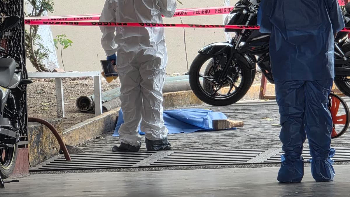 peritos cubren el cuerpo de una menor que murió atropellada en chilpancingo guerrero