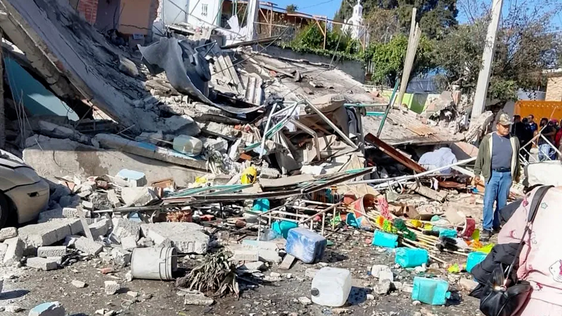 Policías y equipos de emergencia se trasladan para atender la situación en norte del Valle de México en Coacalco,