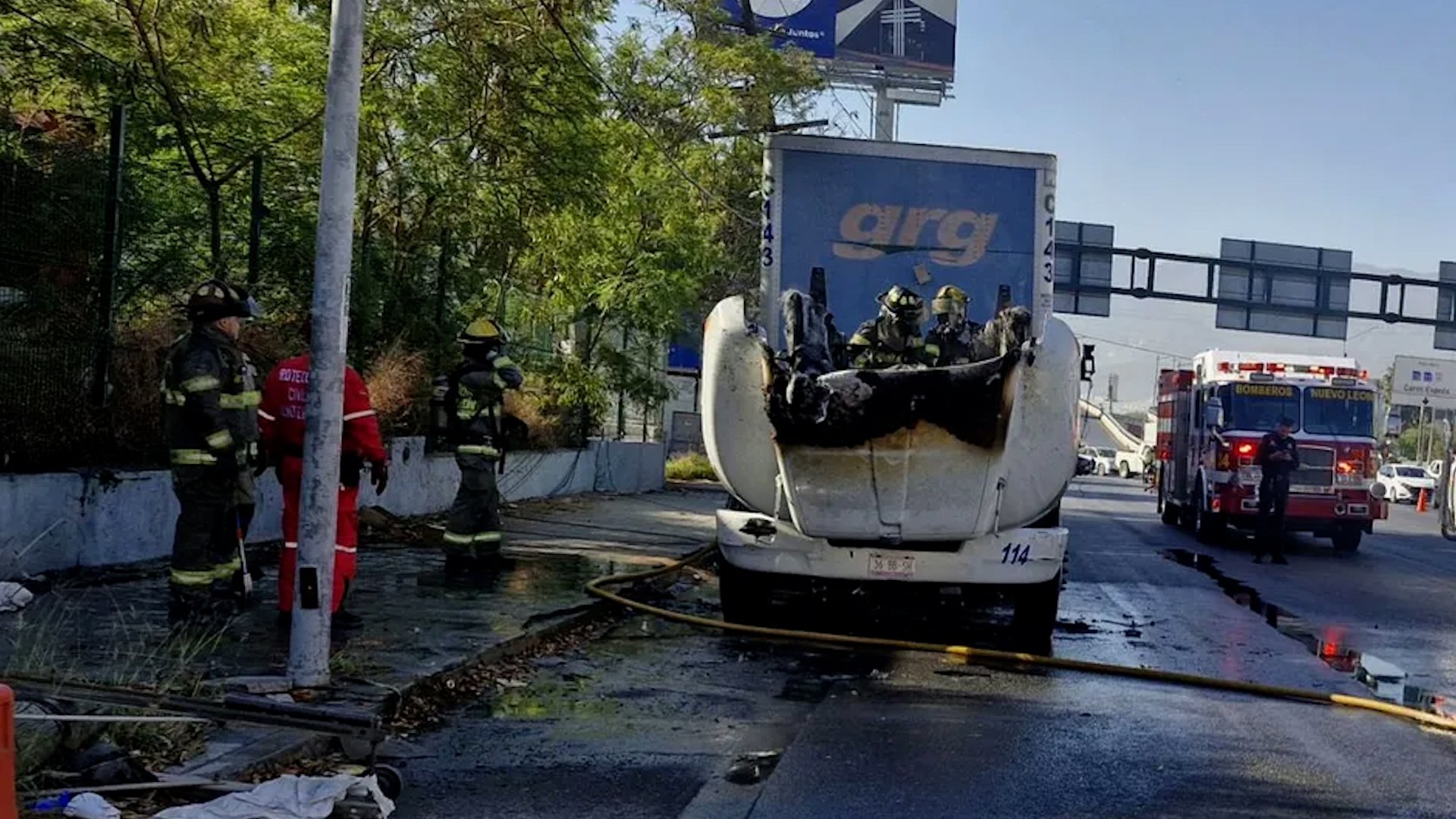 Unidades de emergencia se movilizaron tras el reporte del incendio de un vehículo de carga pesada, no se reportaron personas lesionadas.