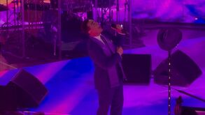 Cristian Castro cantando