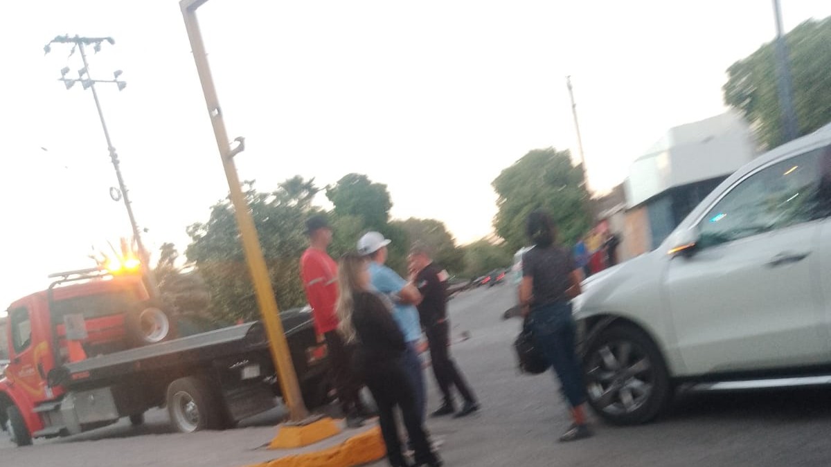 Varias personas paradas junto a accidente de motocicleta