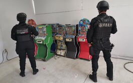 Ofiviales de espaldas y tragamonedas de fondo