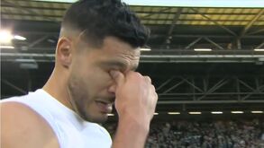 Raúl Jiménez llorando después de su gol contra el Burnley.