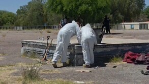 Al revisar el interior de la cisterna, además de los restos óseos, se encontraron diversas prendas de vestir.
