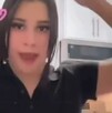 Mujer con playera en color negro trasmitiendo en vivo en Tiktok