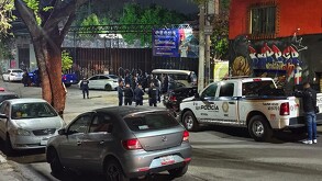 Policías aseguran la zona donde asesinaron a un hombre detrás del ISSSTE.