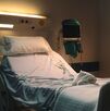 Cama dentro de una habitación de un hospital