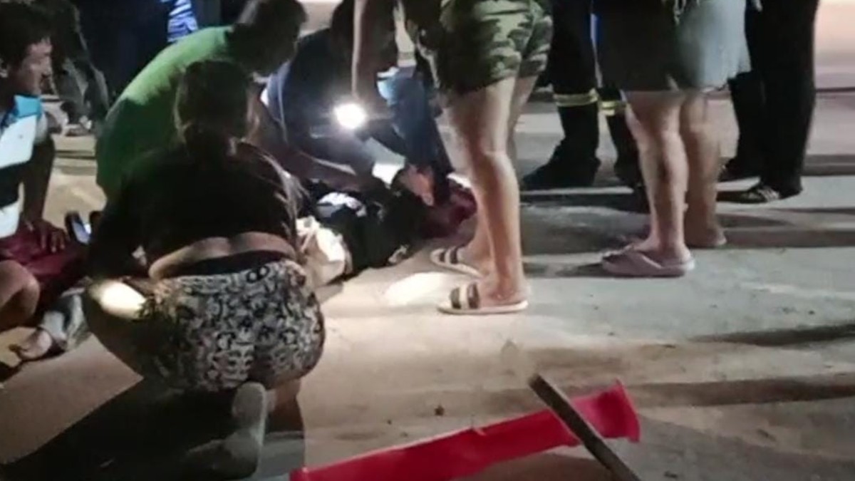 Personas observando a un joven arrollado.