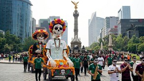 Desfile de las Catrinas Mundialistas avanza sobre el Ángel de la Independencia