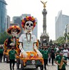 Desfile de las Catrinas Mundialistas avanza sobre el Ángel de la Independencia