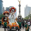 Desfile de las Catrinas Mundialistas avanza sobre el Ángel de la Independencia