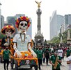 Desfile de las Catrinas Mundialistas avanza sobre el Ángel de la Independencia
