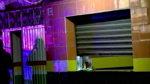 Policías investigan el asesinato de un hombre en una rosticería en Tlalnepantla, Estado de México.