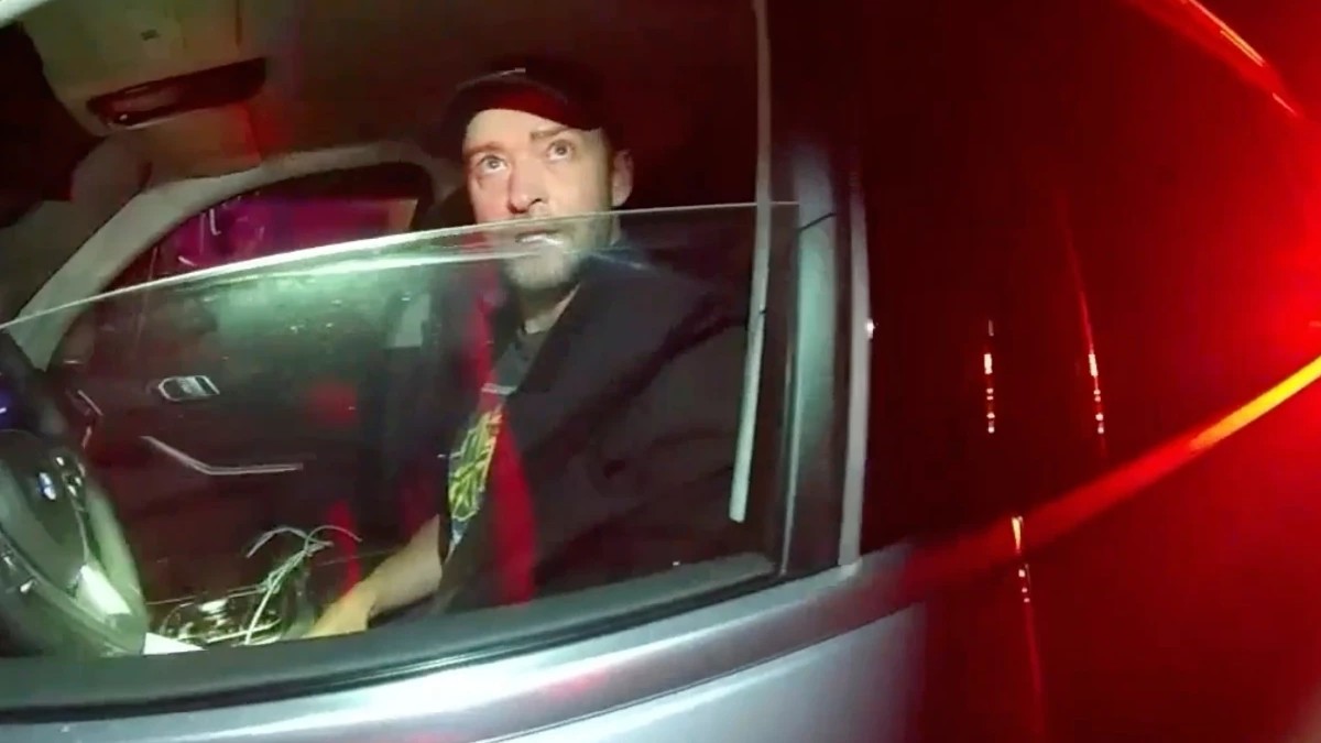 Esta imagen fija de la cámara corporal de un policía muestra a Justin Timberlake durante su arresto.