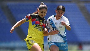 Jana Gutiérrez y Yulexi Diaz, durante el partido de Puebla vs América.