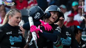 Jugadoras de Sultanes Femenil festejando el campeonato de la Serie de la Reina.