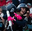 Jugadoras de Sultanes Femenil festejando el campeonato de la Serie de la Reina.