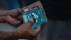 Hombre robando cartas de anime en el Centro Histórico de la Ciudad de México.
