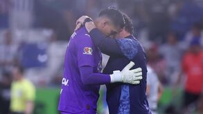 Raúl Rangel y Gabriel Milito hablando previo al penalti que el Tala le atajó a Djuka.