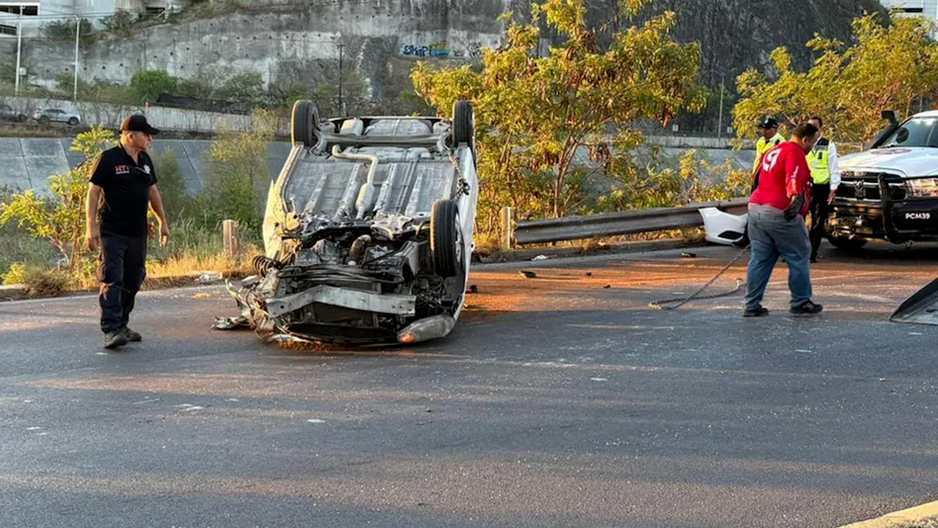 Una presunta dormitada al volante provocó que un conductor de aplicación protagonizara una volcadura en Monterrey, dejando a 4 pasajeros lesionados.