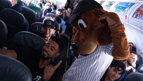 Mascota oficial de Sultanes de Monterrey en el avión previo al partido ante San Francisco.