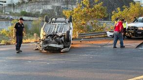 Auto volcado en bulevar Antonio L. Rodríguez en Monterrey