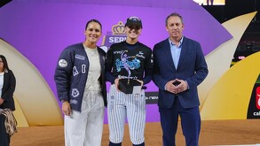 Baylee Klinger con el trofeo de MVP en la LMS.