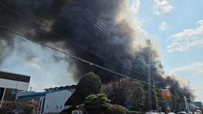 Una densa columna de humo se eleva tras un incendio en una fábrica de autopartes en Daejeon el 20 de marzo de 2026.