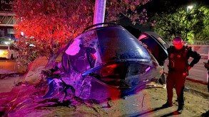 Joven resulta gravemente herida tras quedar prensada en su vehículo al chocar contra un poste en López Mateos, en Tlajomulco; investigan causas del accidente.