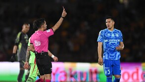 Adonai Escobedo sacandole tarjeta roja al Chicha.