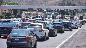 Una fila de más de un kilómetro se observa en la caseta de Palo Alto en Acapulco, Guerrero con motivo del periodo Vacacional del Semana Santa.