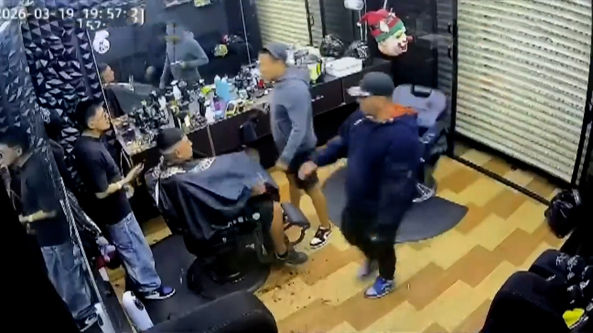 Dueño de barbería en la GAM denuncia que la policía se negó a usar cámaras del C5 tras violento asalto armado donde robaron oro y pertenencias.