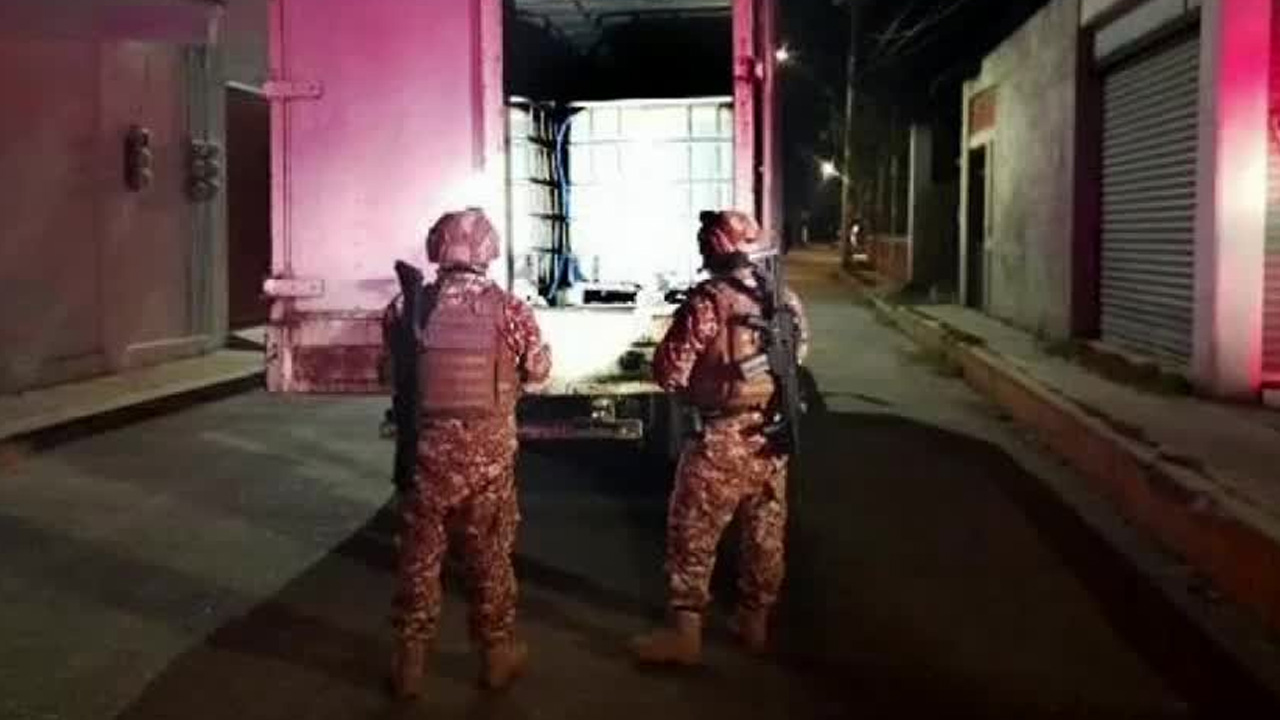 Autoridades aseguraron casi seis mil litros de hidrocarburo ilegal en una camioneta abandonada en la carretera Huehuetoca-Coyotepec.