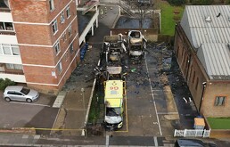 Vehículos quemados se ven en Golders Green, Londres, Inglaterra, el lunes 23 de marzo de 2026 en un aparente ataque incendiario contra vehículos de un servicio.