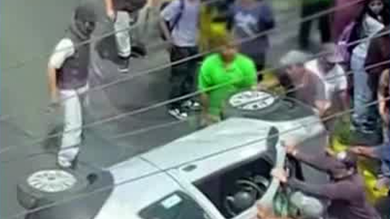 Un vehículo volcó y arrolló a varios peatones en la colonia Guadalupita, en Xochimilco.