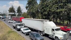 Tráfico por bloqueo en la autopista México-Toluca