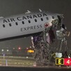 Avión de Air Canada inclinado con la parte de la cabina completamente destrozado con cables expuestos y bomberos debajo en medio de pista de aterrizaje