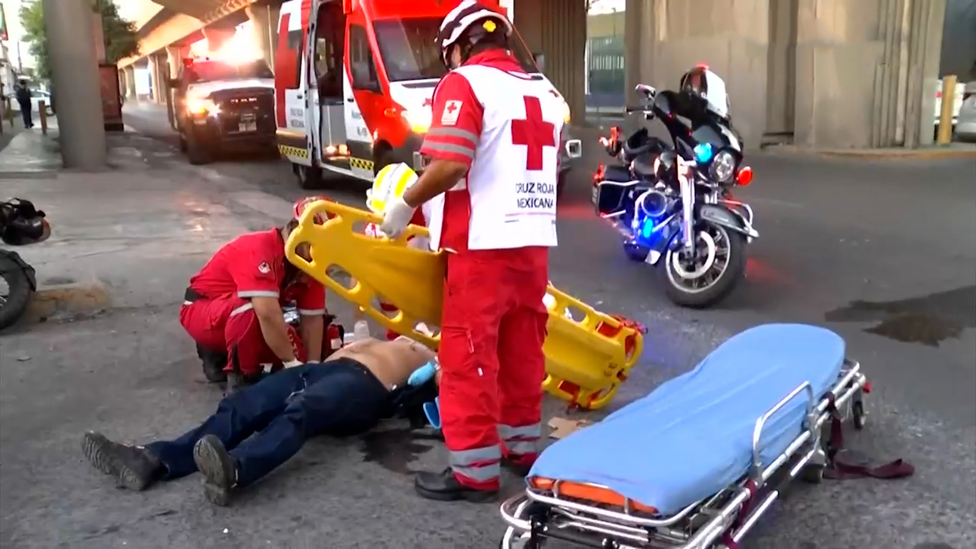 Un motociclista resultó con fracturas tras chocar contra una camioneta en la avenida Rodrigo Gómez, Monterrey. El casco de seguridad le salvó la vida.