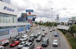 Vía Atlixcáyotl con tráfico fluido durante el día a día, sin aglomeración vehicular