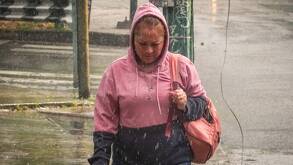 Persona con chamarra en calles de CdMx con clima frío