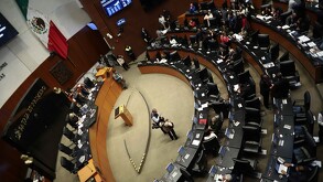 Senadores evalúan el Plan B de la reforma electoral.