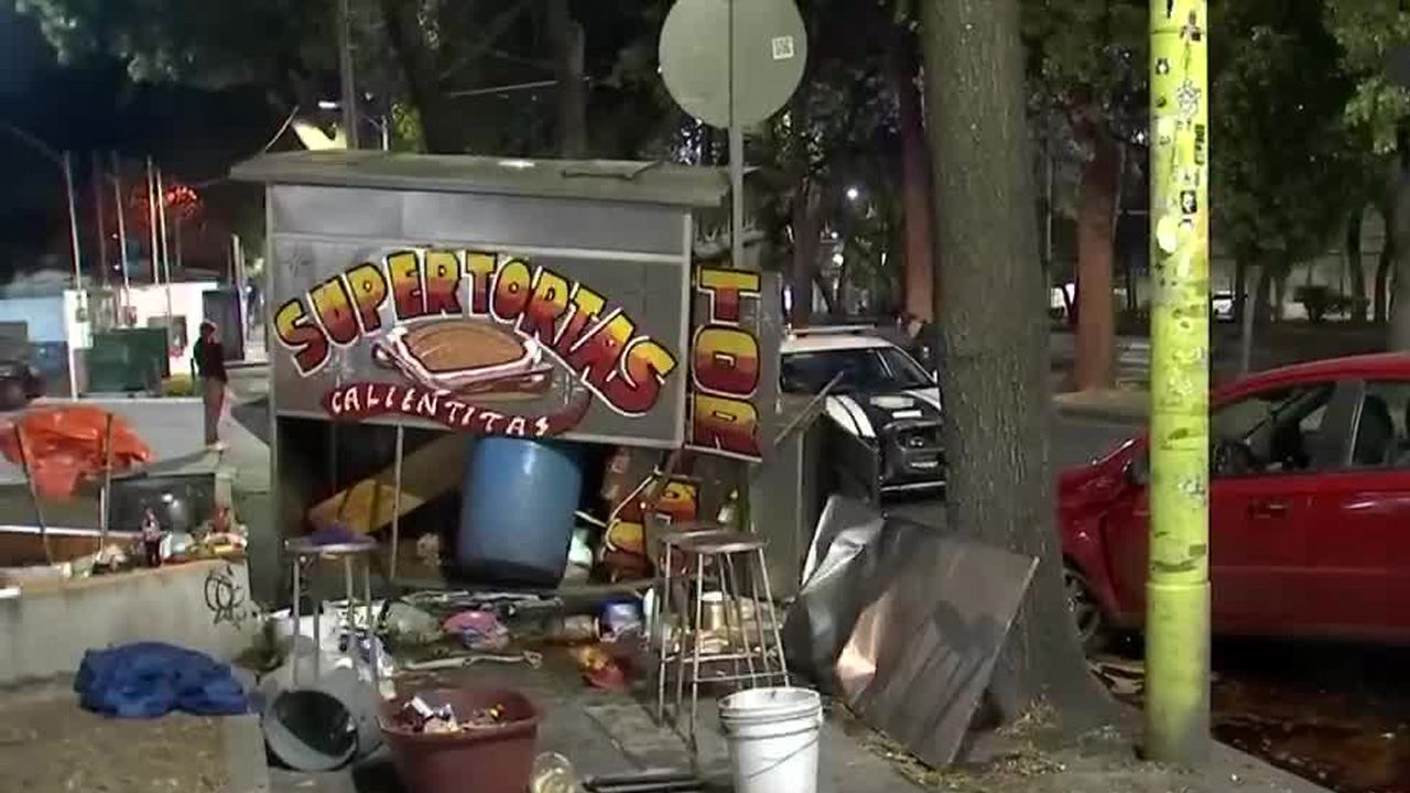 Una conductora se quedó dormida al volante y se estrelló contra un puesto de tortas en avenida Tezozómoc, en Azcapotzalco.